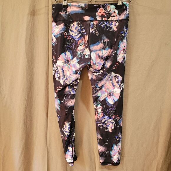 Fabletics Mid-Rise Kaleidoscope Floral Print Powerlite Capri leggings Sz Small - Picture 9 of 13